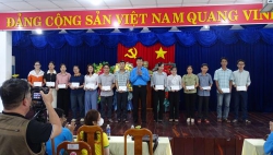 Lãnh đạo Liên Đoàn Lao động tỉnh Cà Mau tặng quà tết Bính Ngọ 2026